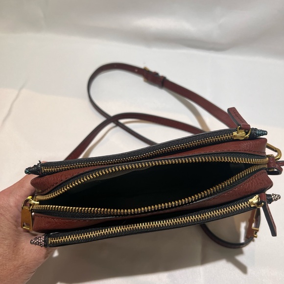 Fossil leather crossbody bag/ multi color with matching wallet. Great condition - Picture 4 of 6